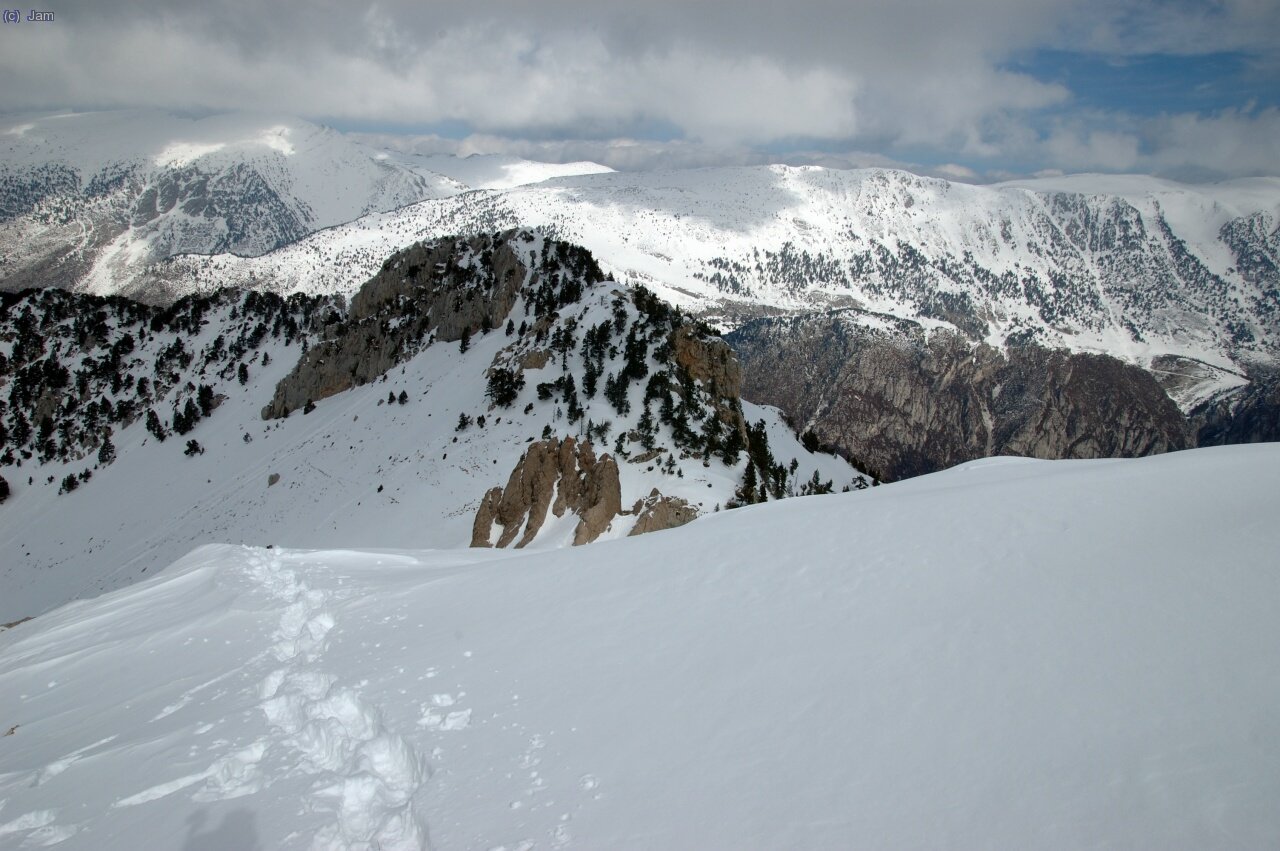 Des de la base de la canaleta veiem a baix el coll del Verdet