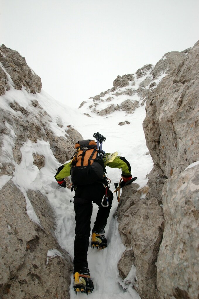 La Montse ajudanse de les mans.
