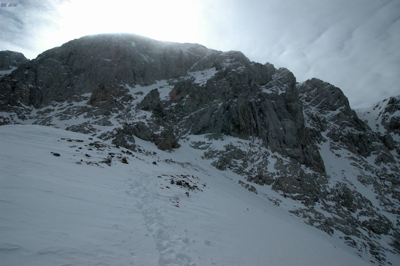 Al fons veiem la canaleta per on pujarem, a partir d’aquest moment el temps es complica