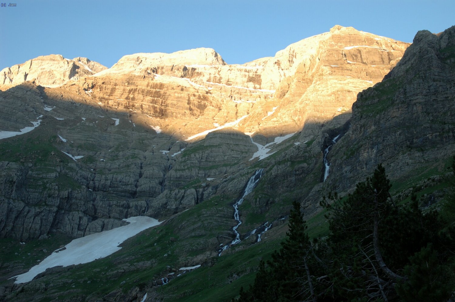 Primeres llums sobre la vall de Pineta
