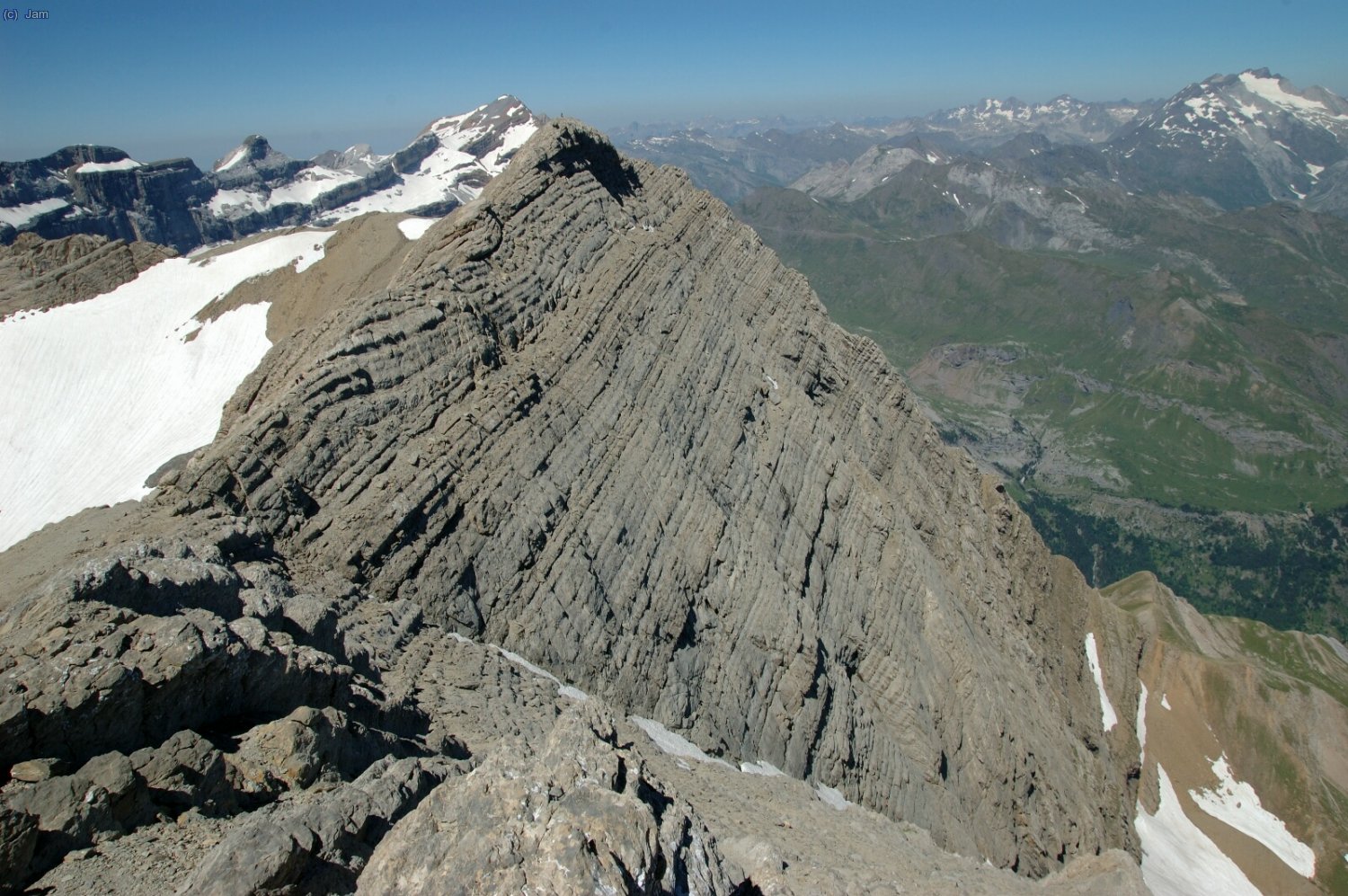 Baixant cap al coll Swan podem veure la impressionat paret del cim Occidental