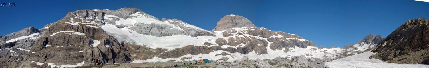 Panor&agrave;mica de la cara nord el Perdut , i  molt al  fons i a la dreta els Astazou.