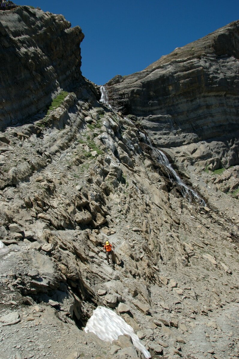 La Montse comen&ccedil;a a baixar el balc&oacute;.