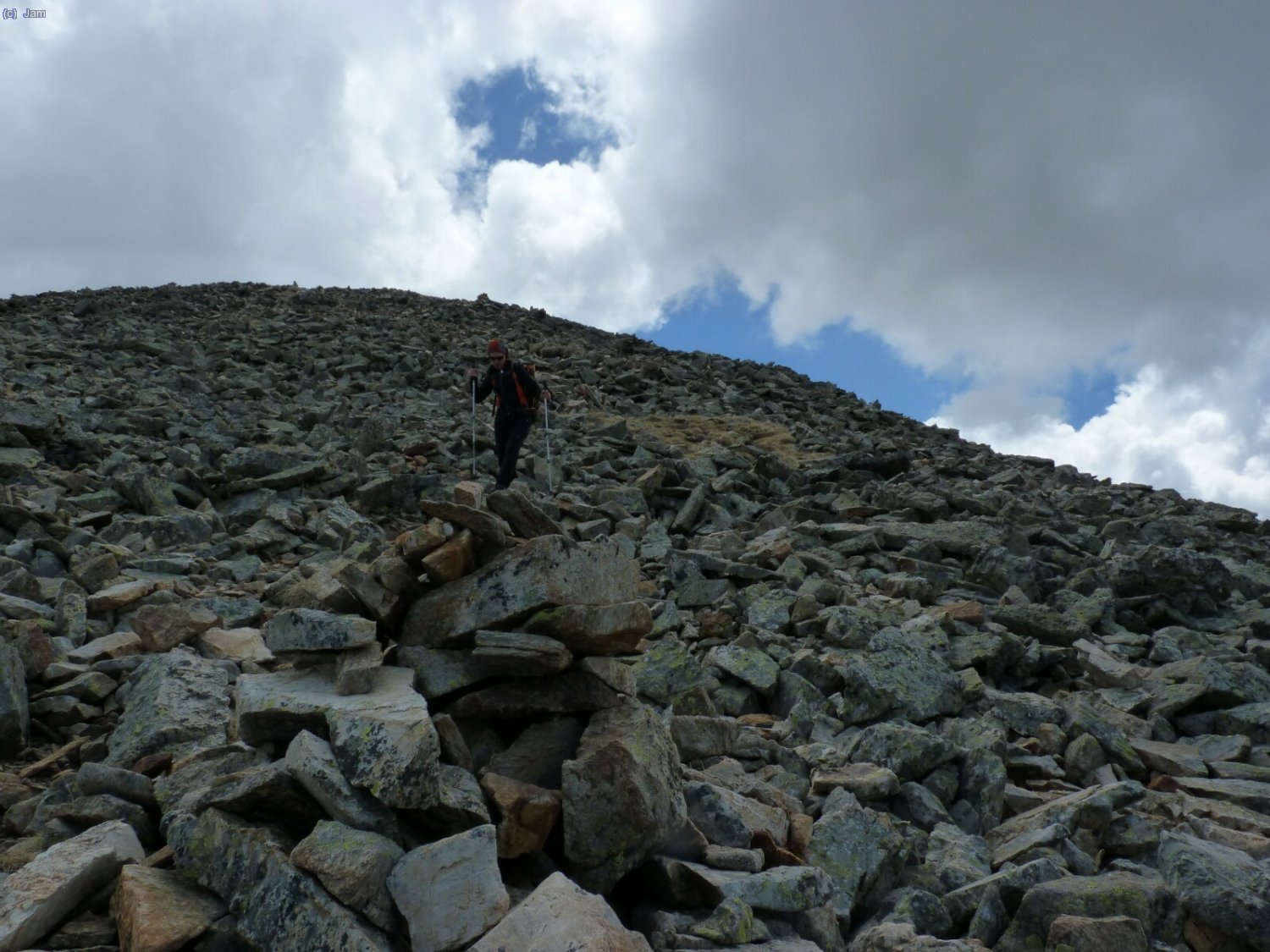 Pel mig d’un mar de pedres, seguint el llom, tirem cap avall.