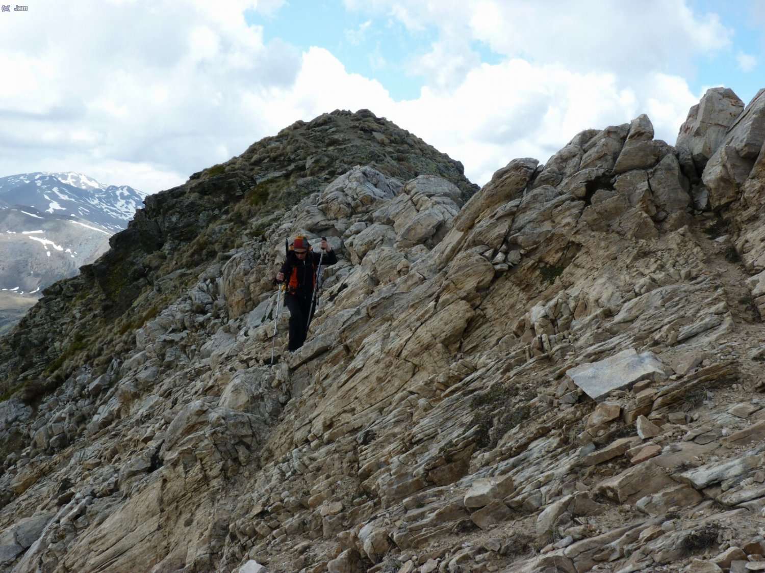 Seguim la carena en mig de pedra for&ccedil;a desfeta.