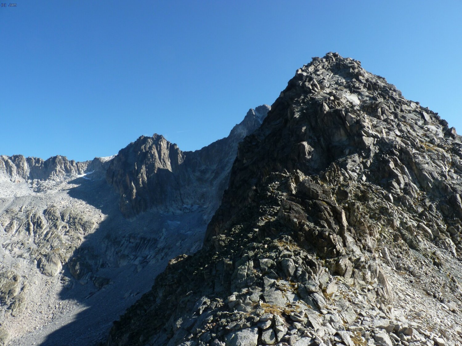L’Aguja Juncadella, darrera seu l’Abadias i la Maladeta.