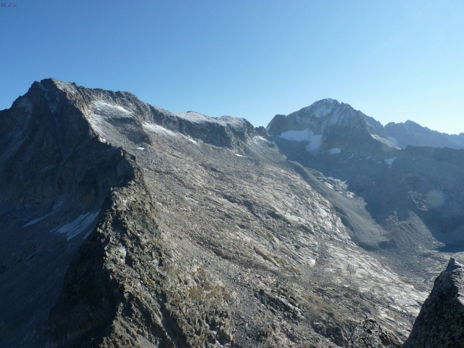 La Cresta de Cregue&ntilde;a des de l’Araguells , al fons de tot a la esquerra el Maldito i a la dreta Aneto.