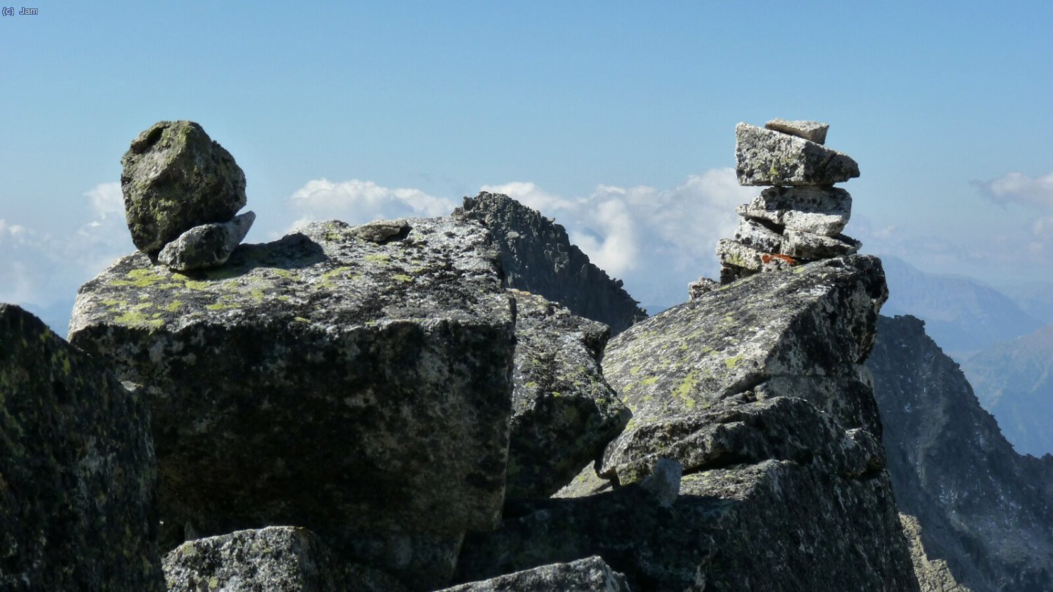 La fita de l’Aguja Cregue&ntilde;a i darrera l’Araguells.