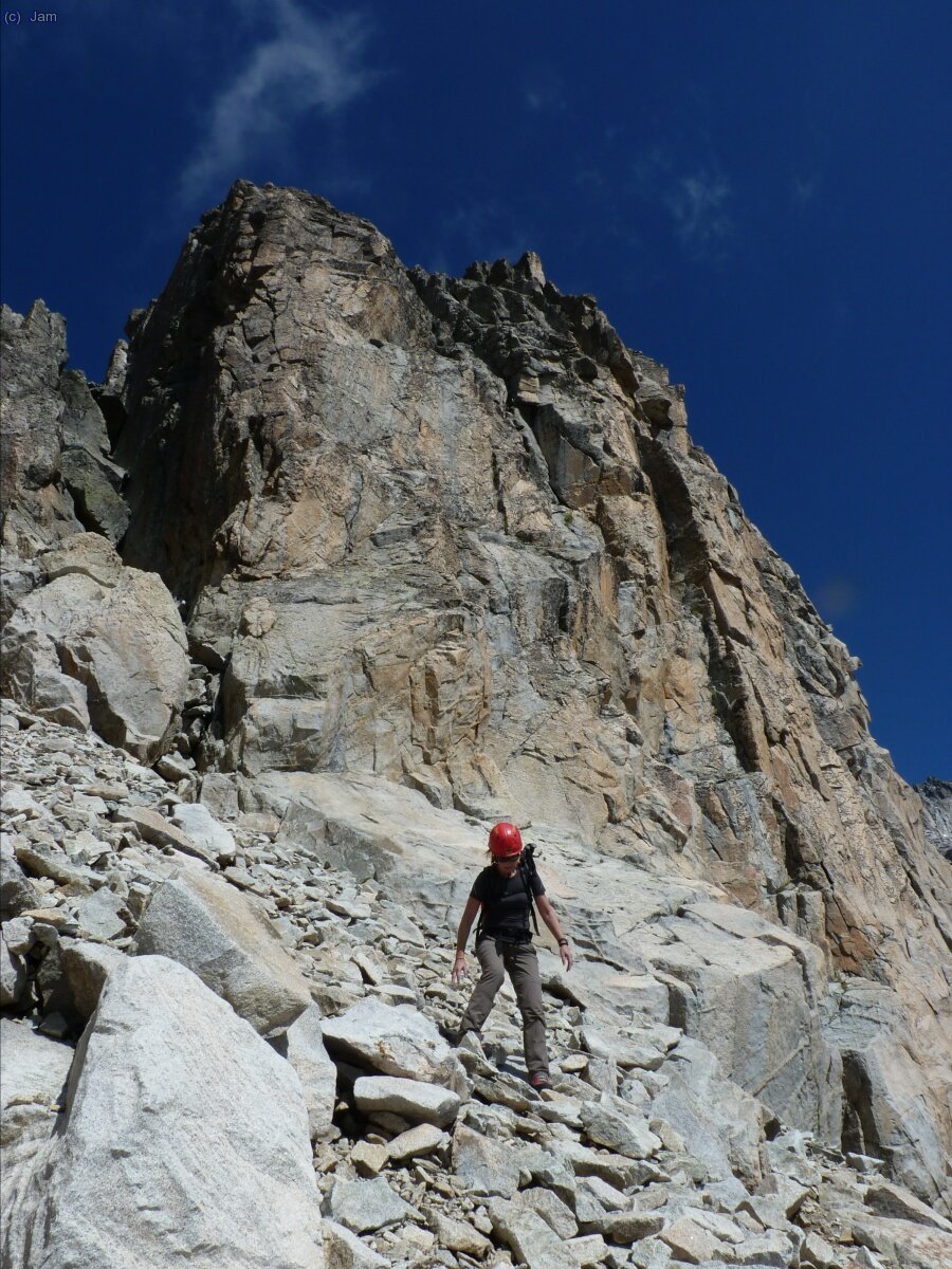 Aixo ja es baixant del coll, al fons l’Aguja Haurillon.