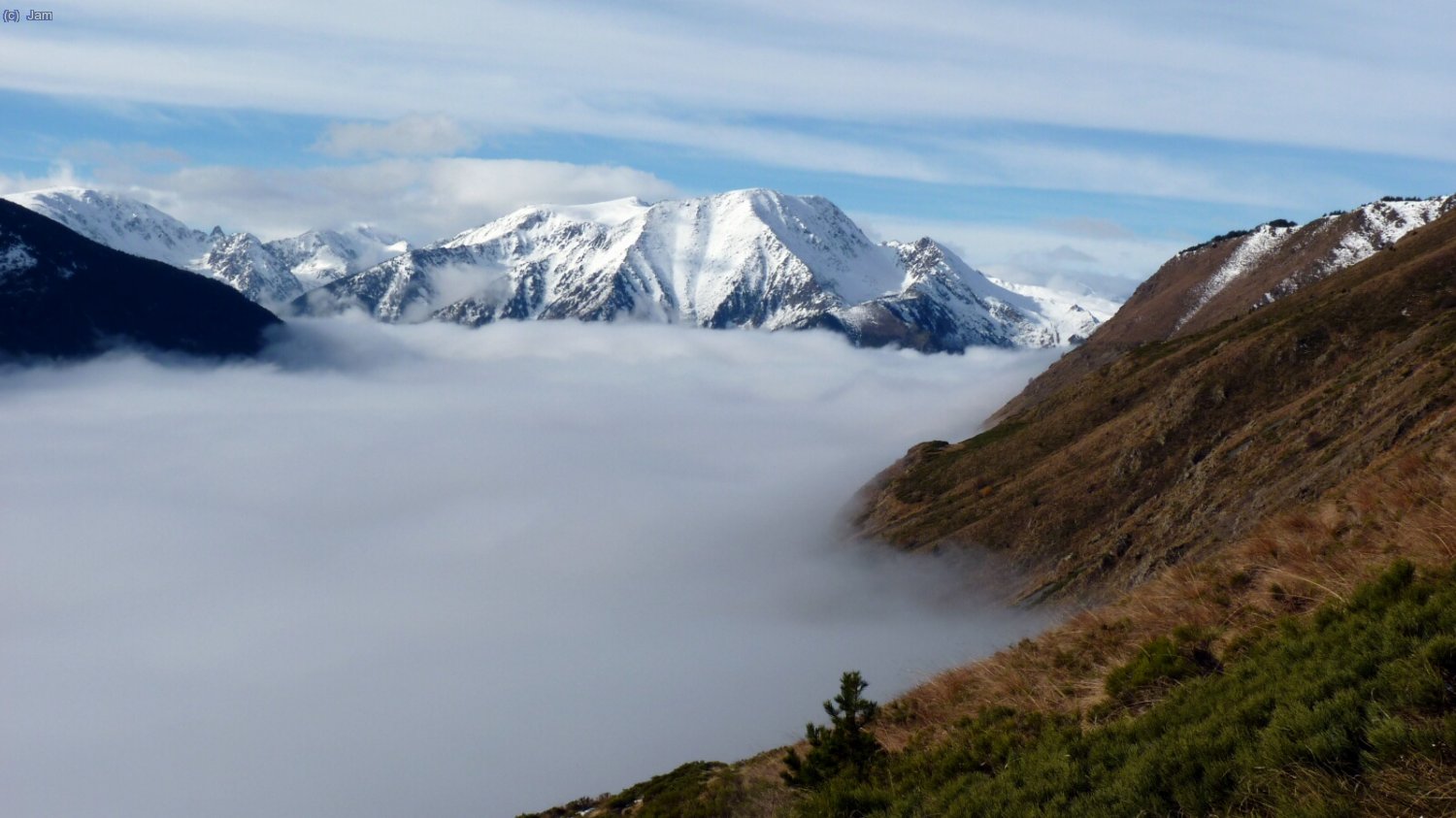 La vall bent plena de boira i al fons els Pics de Fontfreda.