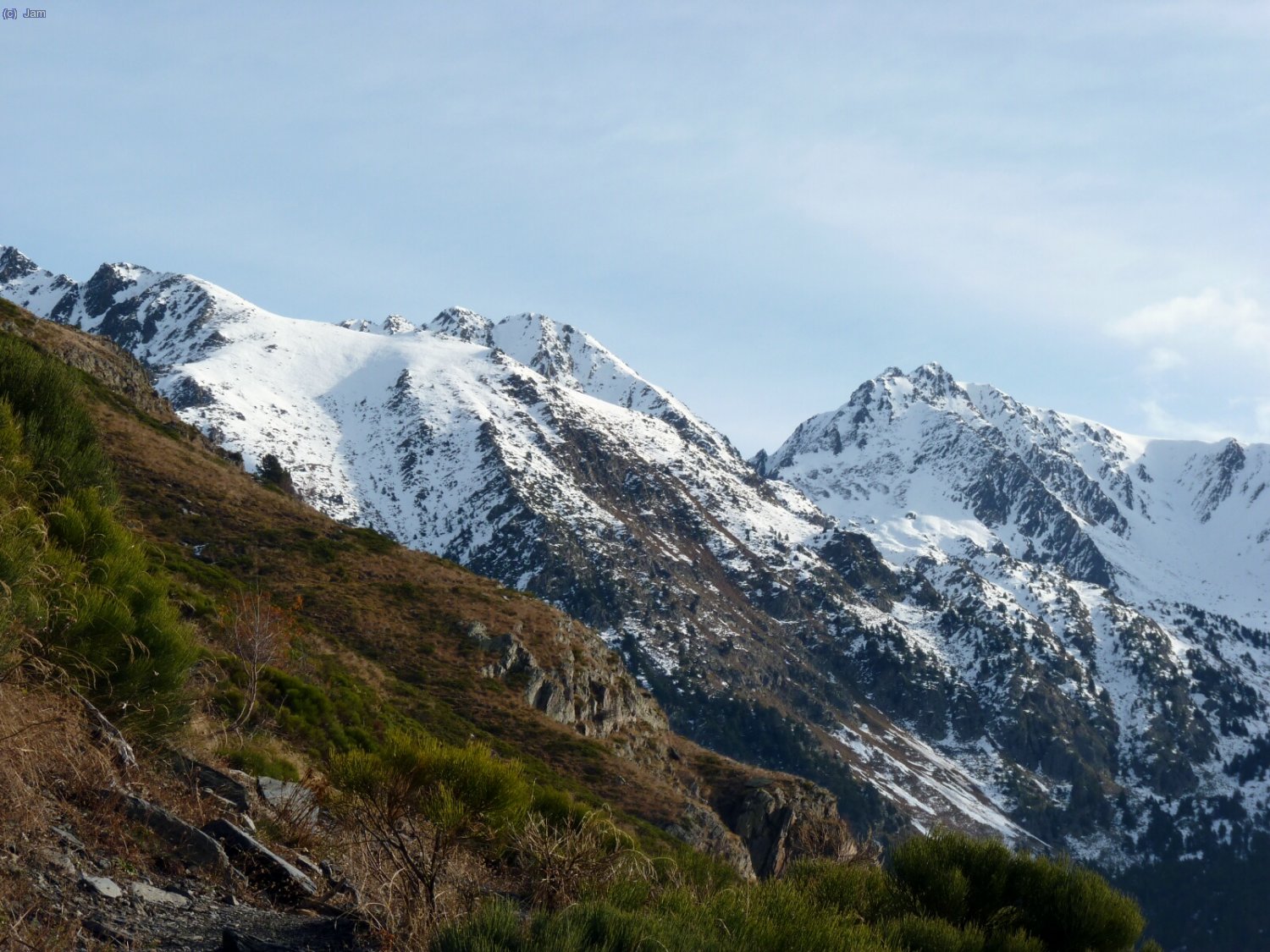 Un cop hem deixat a baix la boira veiem la serra de les Xemeneies