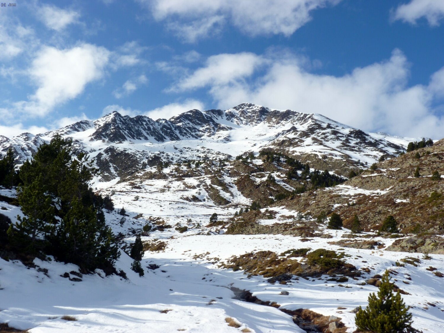 Un cop a la presa, veiem magnific el Pic de Cortal Rosso.