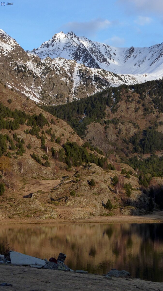 I un altre cop l’Estany de Fontviva amb la Serra de les Xemeneies al fons.