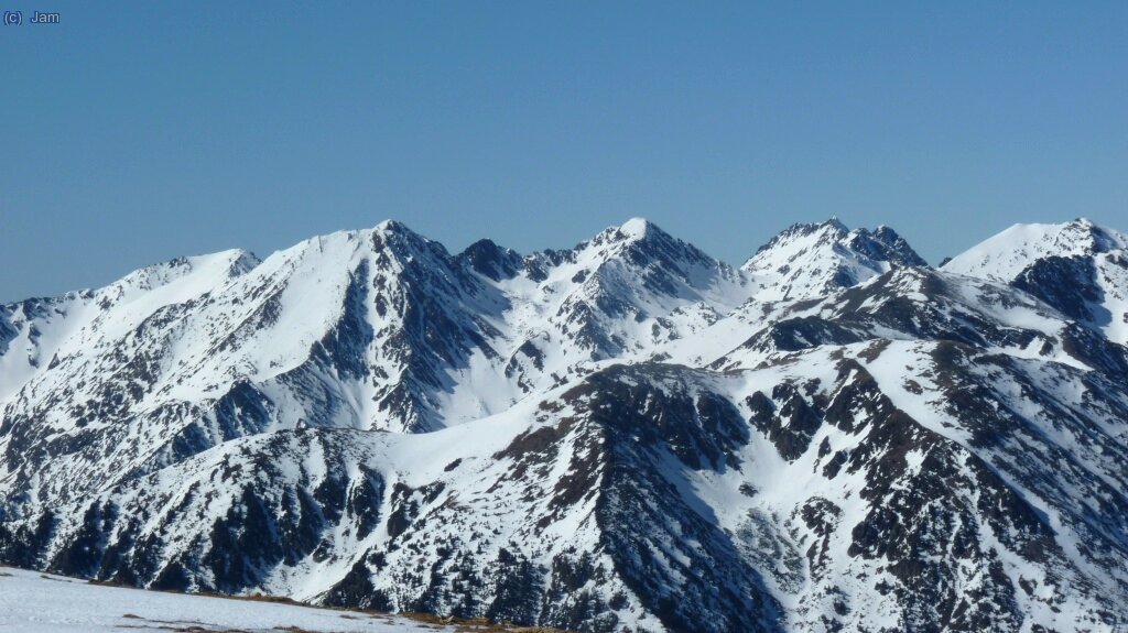 De mes a prop, el Comapedrosa, la Roca Entrevessada i el Medacorba.