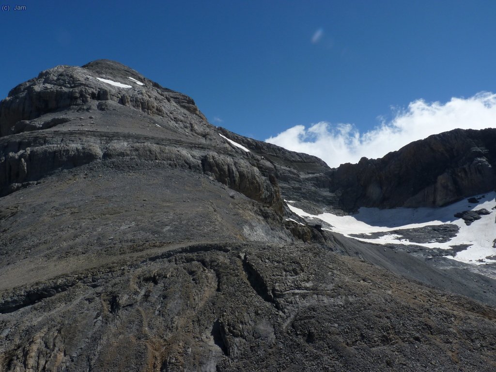 Ja veiem el Perdut i les dues Xemeneies que ens esperan.
