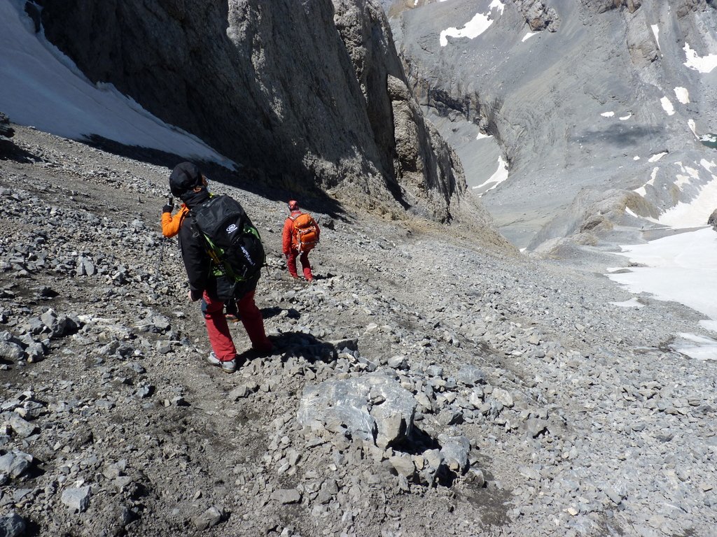 Tirem avall per la escupidera, nome hi ha neu al costat i la evitem per el costat.