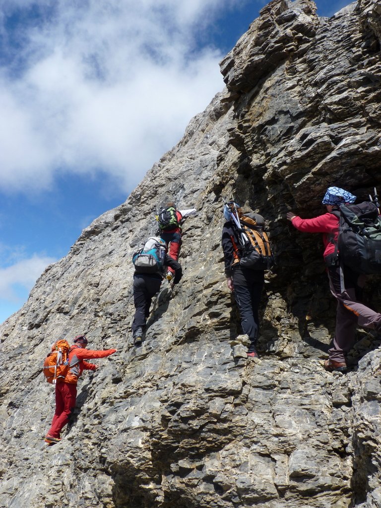 Un cop al coll del cilindre, en lloc de agafar una de les dues xemeneies que pujan, fem un flanqueix for&ccedil;a exposat cap a l