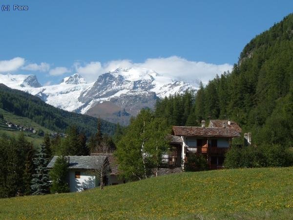 Arribem a la Vall d&acute;Ayas, els contraforts del mac&iacute;s del Valais Centrals ens saluden al fons... Compte al condu&iuml;r!, no sigui que topem amb la Heidi, l&acute;Abuelito, Pedro i la Niebla!!!