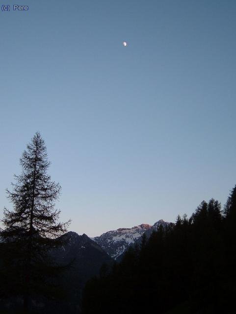La lluna tamb&eacute; vol participar de l&acute;espectacle del capvespre a les valls alpines.