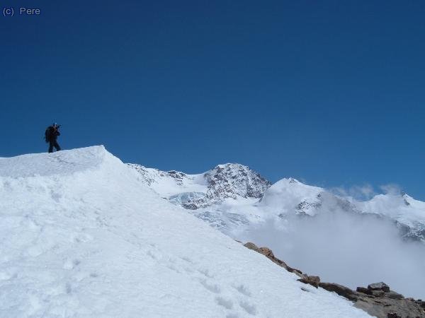 Dimecres al mat&iacute;. sortim del coll de Bettaforca (2.672m) cap al refugi de Quintino Sella. Al fons el Lyskamm (4.527m)