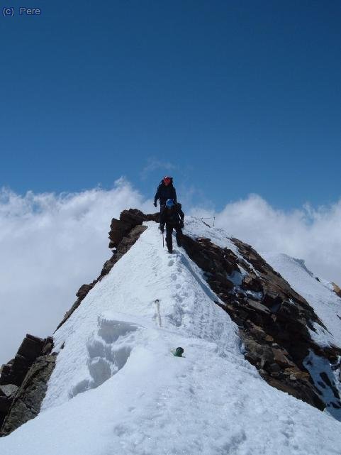Aquesta &eacute;s la cresta final equipada amb pasa-mans (o pasa-peus) que ens dur&agrave; fins al refugi. Estem sobre els 3.500m.