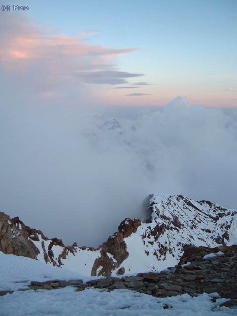 Vista de la cresta des del refu, mentre el sol comen&ccedil;a a descansar.