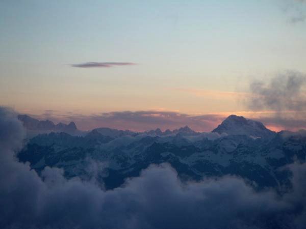Minuts m&agrave;gics. El Mont Blanc treu al cap per l&acute;horitz&oacute; per dessitjar-nos bona nit.