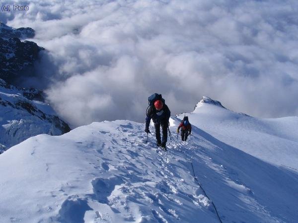 Cornises abans d&acute;arribar a la Punta Felik (4.174m)