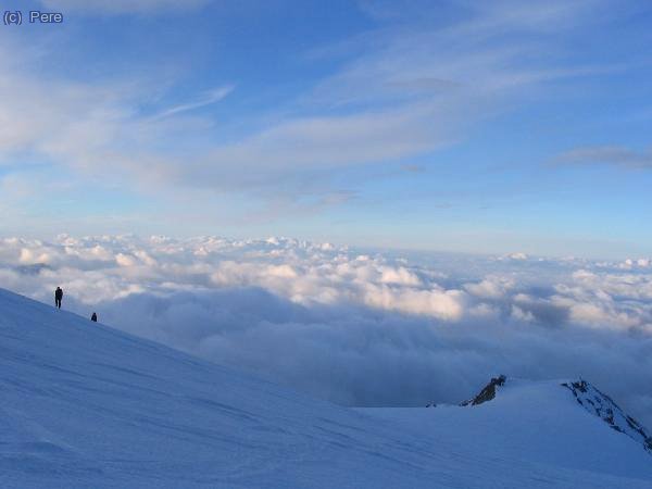 Accedint a l&acute;aresta sud-est del Castor. El mar de n&uacute;vols a les valls.