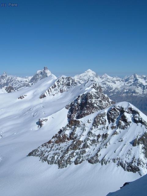 Vista des del cim: el primer de la carena el Pollux (4.092), el seg&oacute;n la Roccia Nera (4.075m), el tercer el Breithorn (4.164m) i al fons el Cervino o Matterhon (4.478m)