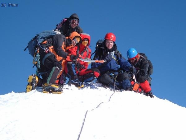 Cim del Castor (4.228m)! D&acute;esquerra a dreta: en Madveras, en Kanon (dret), la Loybcn, en Mark i  l&acute;Adrien.