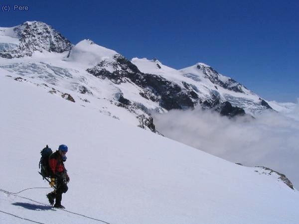 Atravessant el Glaciar Felik cap al refu Quintino Sella.