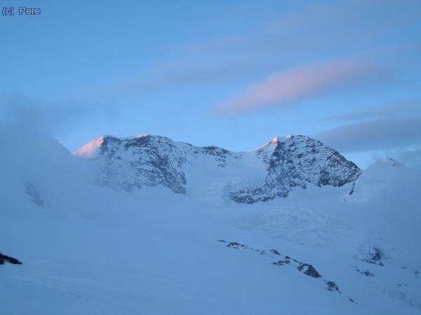 La cresta del liskamm (4.527) t&eacute; 5 km i les seves cornises s&oacute;n molt perilloses (merci Loybcn)