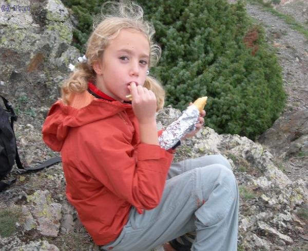 La Laia i el seu entrepà de truita...  mmmm.. què bo!