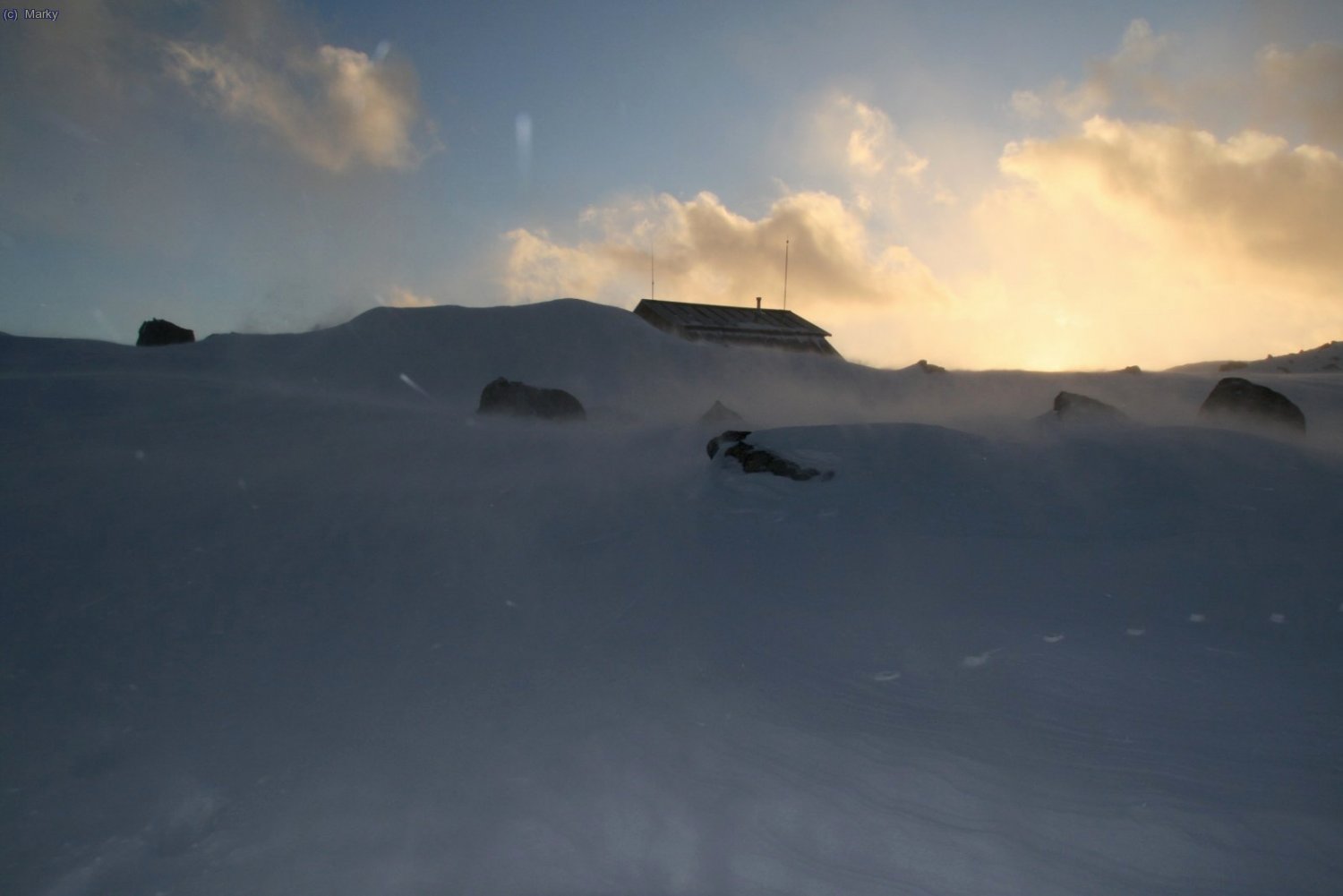 El viento no afloja ..... descartamos definitivamente el vivac