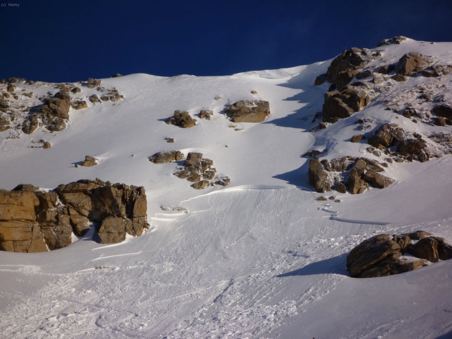 Podemos ver perfectamente la cornisa, nuestra trazada y por donde ha roto.