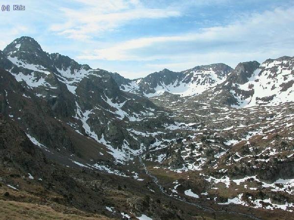 Vista del Circo de Baiau. Se ve pequeñito el refugio.
