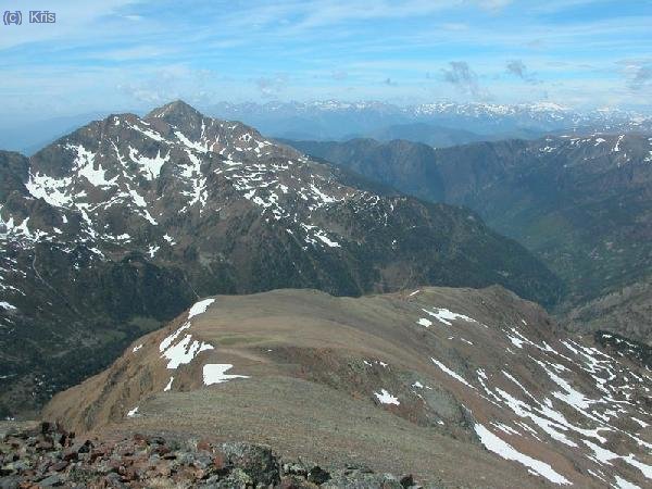 vista dede la cima. Noris-Monteixo y Maladetas al fondo.