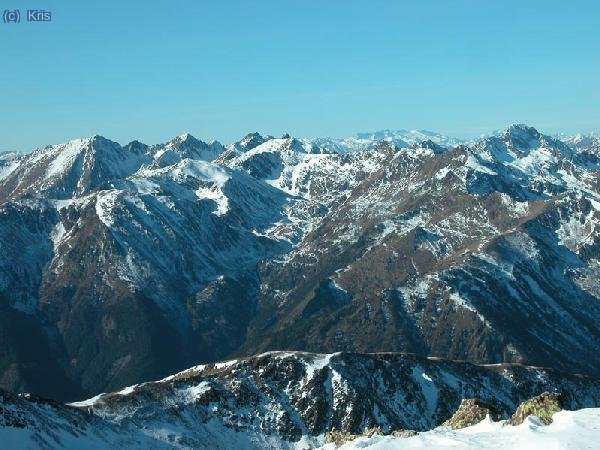 Vistas hacia Coma Pedrosa y al fondo Aneto