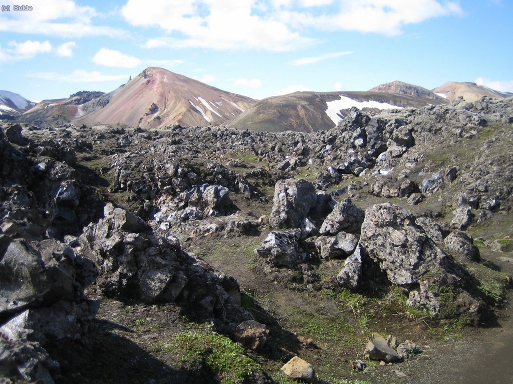 Camp de lava amb el cim, el Brennisteinsalda, al fons