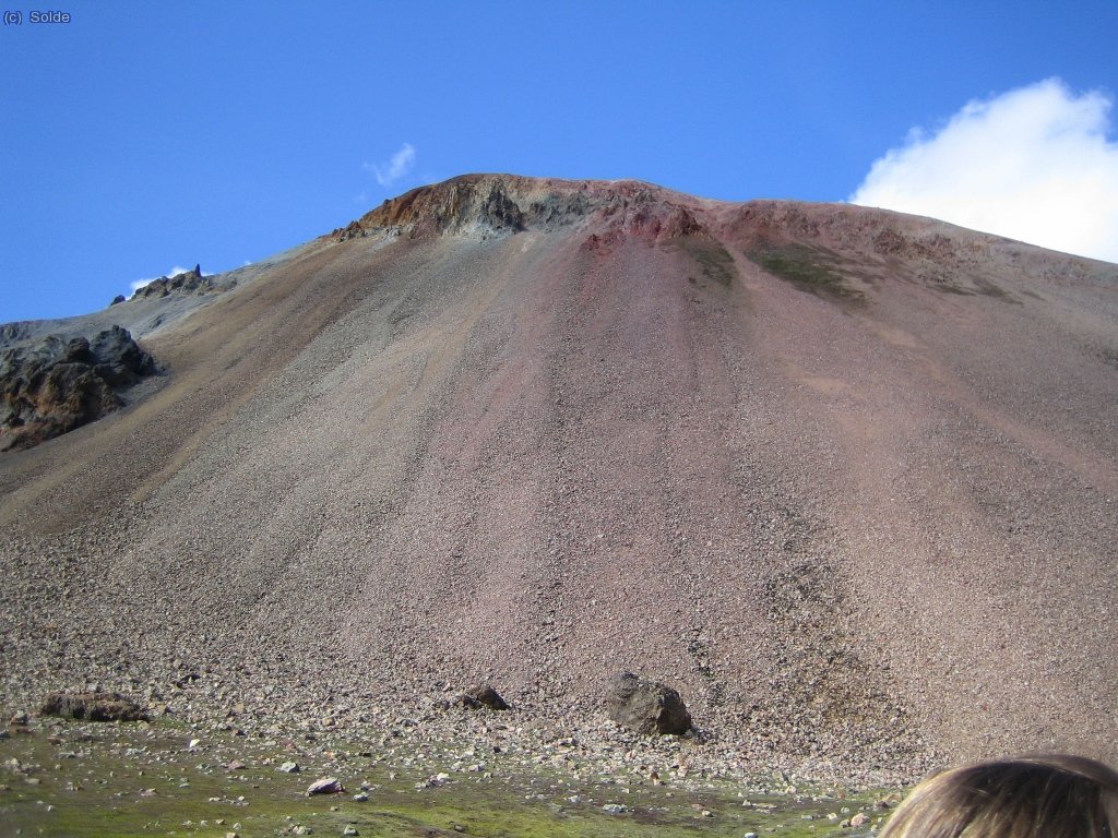 Passem per sota el cim per anar a buscar el cam&iacute; de pujada.
Incre&iuml;bles els colors!