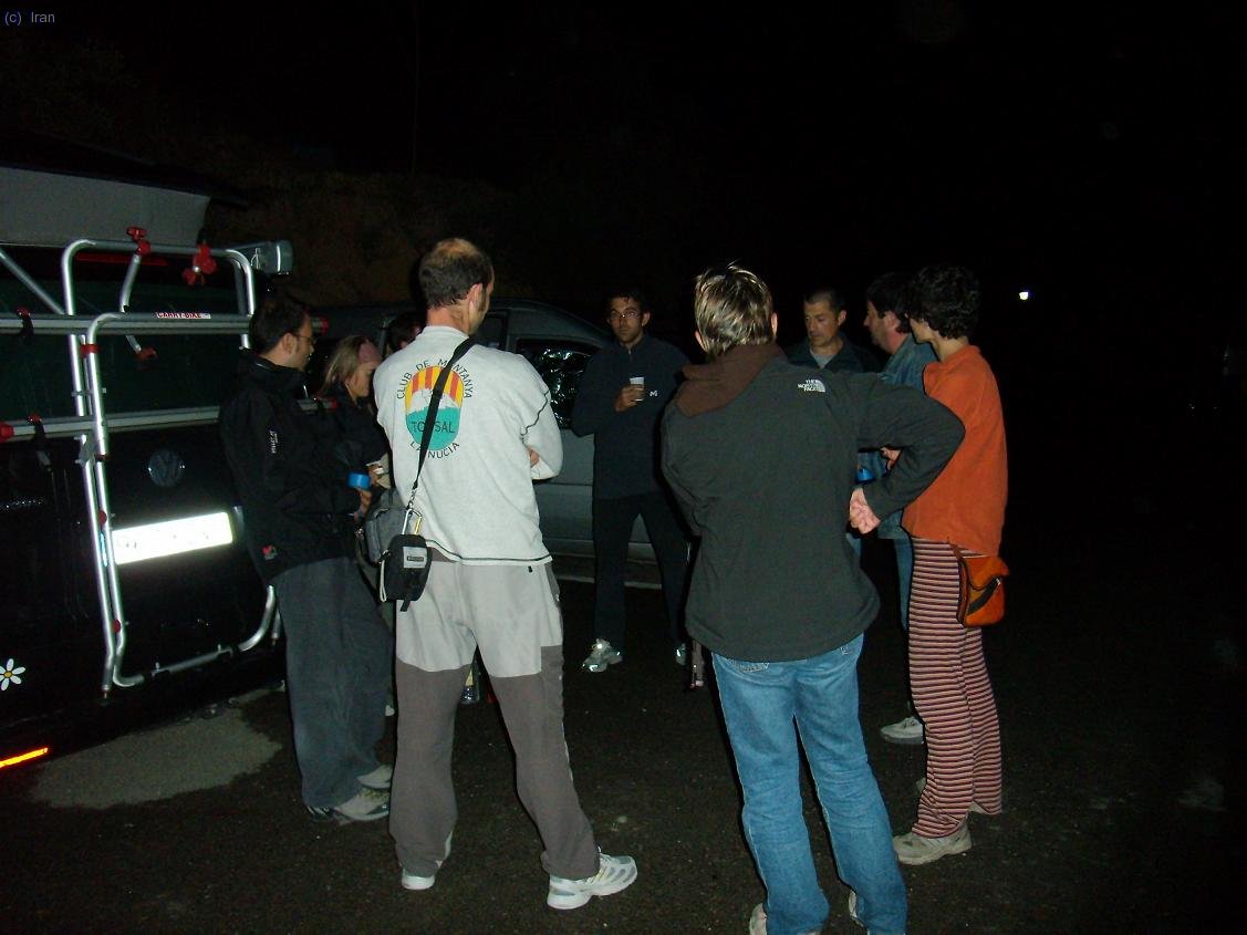 Tomando la espuela de patxar&aacute;n en el parking...hasta las 3 de la ma&ntilde;ana. Menos mal que el domingo llovi&oacute;..