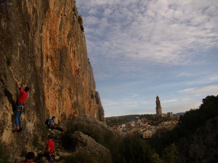 Martes, de camino a casa, los vascos escalamos en Jerica