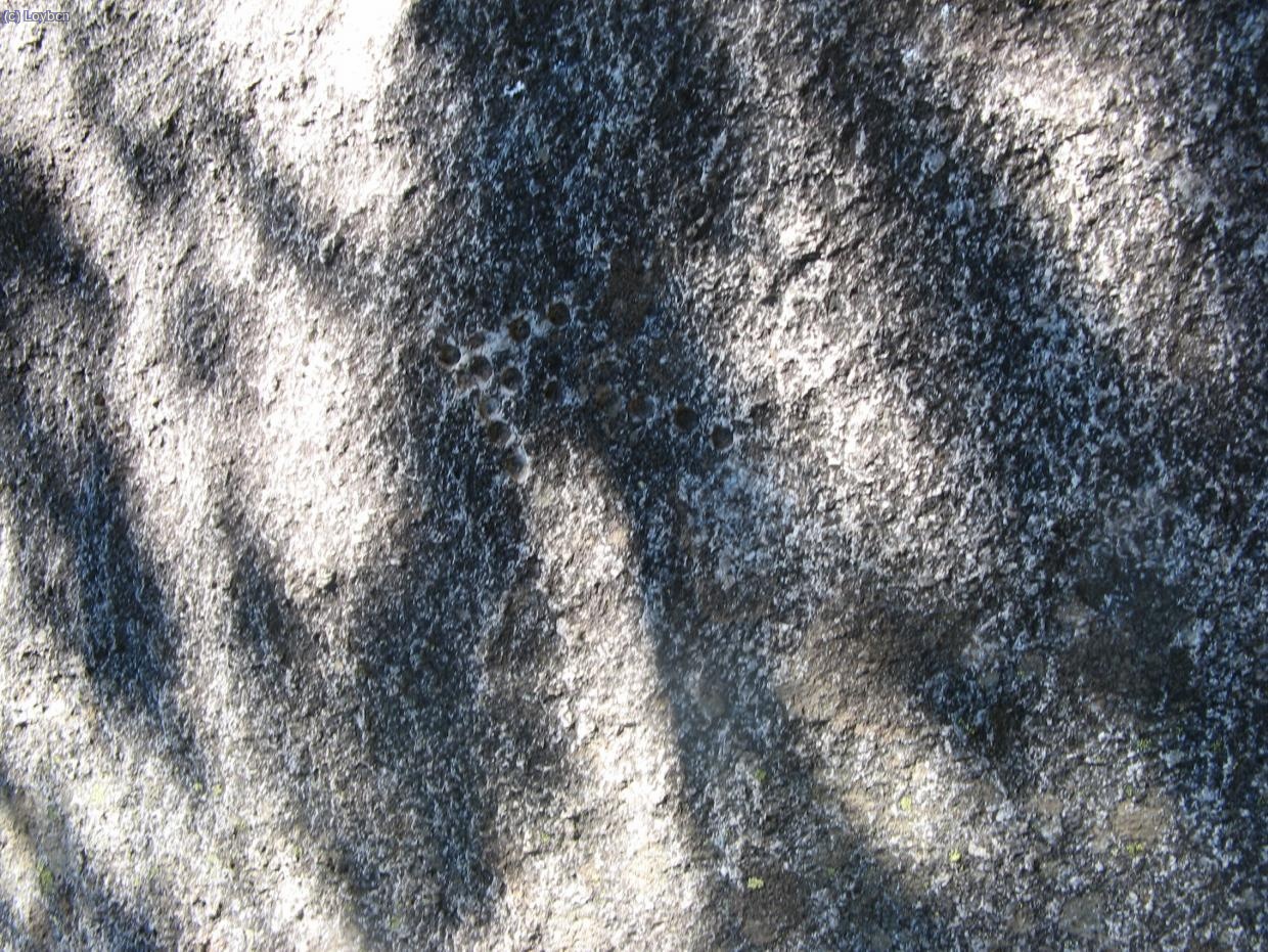 Flecha grabada a pie de via que marca el inicio