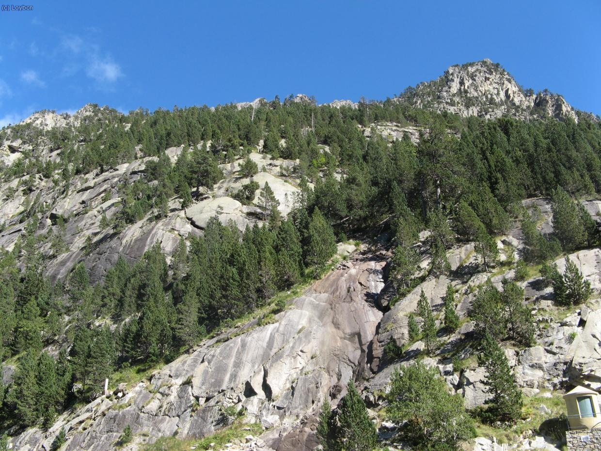 Via Formigaz desde la presa. No se intuye mucho porque va entre los árboles