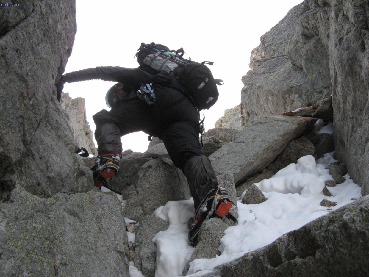 Alba superando el paso Mixto en roca III con buena presa de manos y pies. A la derecha hay un clavo para proteger el paso.