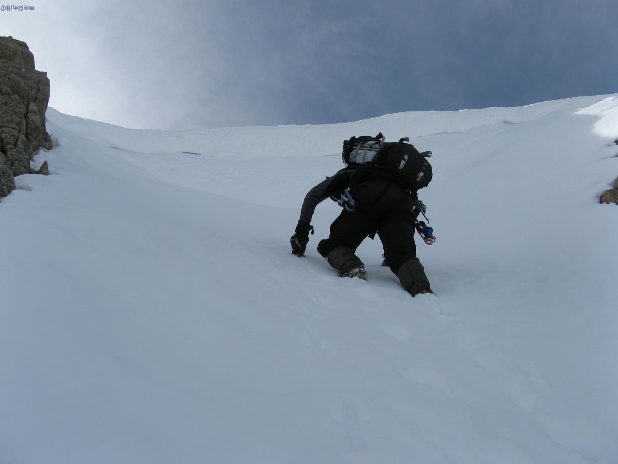 Alba aproximándose a la cornisa. Esta es evitable tirando ala izquierda antes del esperó de roca. La cornisa en si era bastante alta, pero si la atacas por la izquierda disminuye considerablemente.