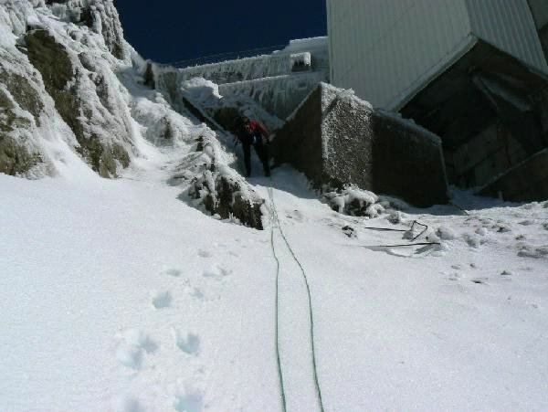 Rafa-b rapelando en la trasera del telef&eacute;rico, para salvar el tramo de nieve helada