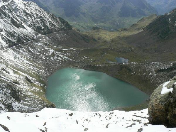 Lac d&acute;Oncet y el col del Tourmalet al fondo