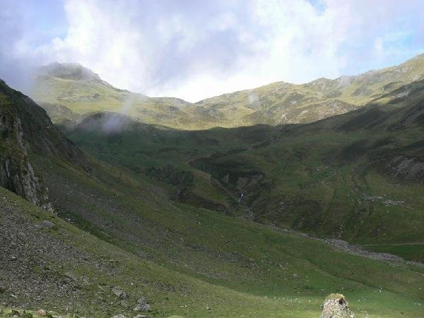 La Val d&acute;Arizes con el col d&acute;Arizes en el centro, y a la izquierda estar&iacute;a el col d&acute;Aouet